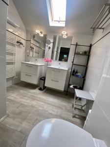 baño con 2 lavabos y espejo grande en Maisonnette la Grue - Vallée de la Dordogne, en Aubazines