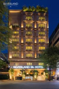 een gebouw met een bord dat zilver en nog steeds hotel leest bij Silverland Sil Hotel in Ho Chi Minh-stad