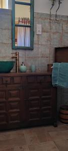 Napsugár Apartman في أبادزالوك: حمام مع حوض ومرآة
