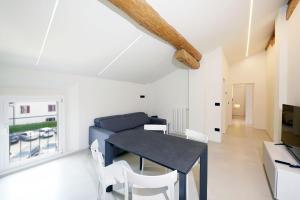 サン・ピエトロ・イン・カザーレにあるCesare Apartmentsのテーブルとソファのあるリビングルーム
