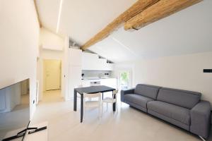 サン・ピエトロ・イン・カザーレにあるCesare Apartmentsのソファとテーブルのあるリビングルーム