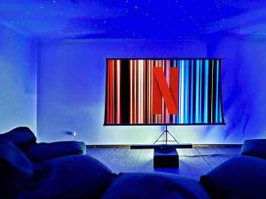 TV a/nebo společenská místnost v ubytování Serene 5 BDRM Villa with Pool