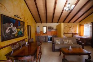 ein Wohnzimmer mit Sofa und Tisch in der Unterkunft Haghartsin Hotel and Restaurant in Dilidschan