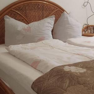 Napsugár Apartman في أبادزالوك: سرير ذو أغطية ووسائد بيضاء