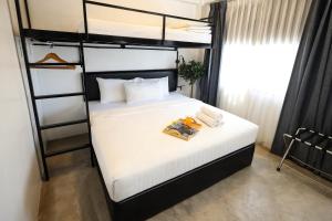 瓜拉丁加奴的住宿－18套房精品酒店，一间卧室配有一张双层床和书籍