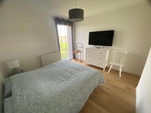 TV a/nebo společenská místnost v ubytování B&B Sangatte-Calais - Terrasse vue Mer - 2 min à pied de la plage