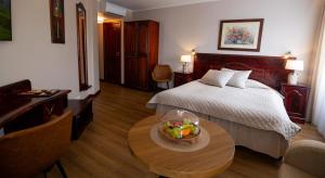 una habitación de hotel con una cama y un bol de fruta en una mesa en Hotel Legend en Pärnu
