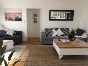 Posezení v ubytování PRIVATE OCEAN FRONT, PET FRIENDLY OASIS!