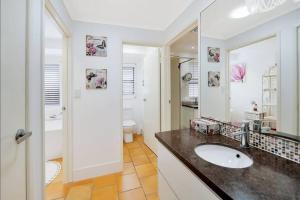 Koupelna v ubytování PRIVATE OCEAN FRONT, PET FRIENDLY OASIS! + 37 fotografií