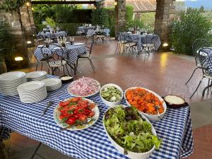 una mesa azul y blanca con platos y tazones de comida en Agriturismo Fattoria Lavacchio, en Pontassieve
