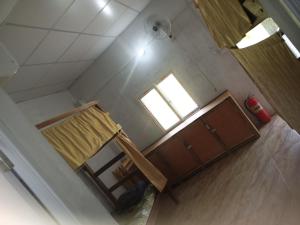 ein leeres Zimmer mit einem Fenster und einem Vorhang in der Unterkunft Mukda in Ko Yao Noi