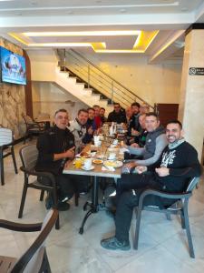 een groep mensen aan een tafel in een restaurant bij Hôtel Imilchil in Midelt