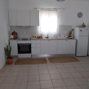 A kitchen or kitchenette at Kasi's nature home