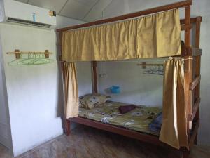 een stapelbed in een kleine kamer met bij Mukda in Ko Yao Noi
