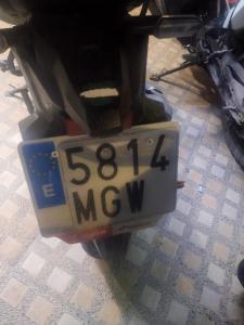 ein Kennzeichen auf der Rückseite eines Motorrads in der Unterkunft Hôtel Imilchil in Midelt