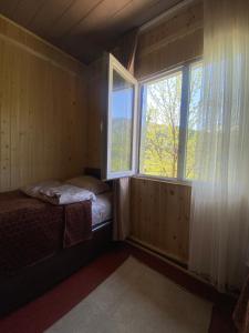 Postel nebo postele na pokoji v ubytování Family Hotel View of Khikhani