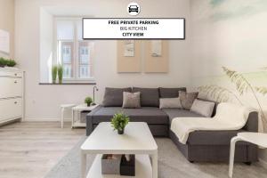 ein Wohnzimmer mit Sofa und Tisch in der Unterkunft Apartment Kidi in Koper