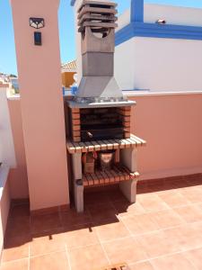 uma cozinha com um forno exterior num quarto em Casa Calypso San Juan de los Terreros em San Juan de los Terreros