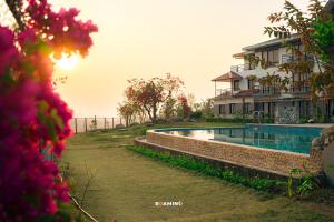 Bazén v ubytování Sunshine Resort Pokhara - Your Private Paradise nebo v jeho okolí