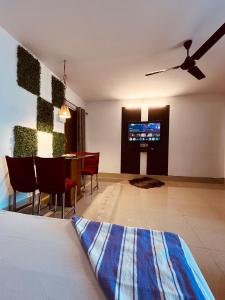 TV a/nebo společenská místnost v ubytování Ecstacy 2BHK
