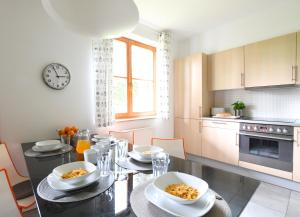 Kuchyňa alebo kuchynka v ubytovaní Ski & Bike Apartment - Apartamenty Pod Śnieżką