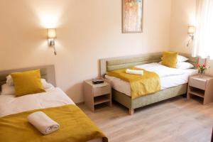 Postel nebo postele na pokoji v ubytování Szalajka Liget Hotel és Apartmanházak