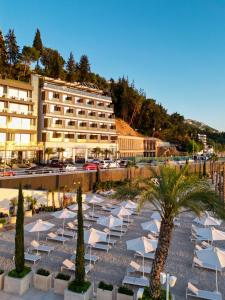 una fila di sedie a sdraio e un hotel con un resort di Belvedere Hotel a Vlorë