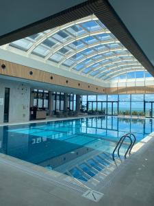 uma grande piscina com tecto de vidro em Onyx Palace DeLux em Batumi