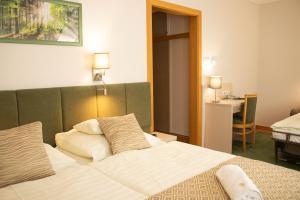 Postel nebo postele na pokoji v ubytování Szalajka Liget Hotel és Apartmanházak