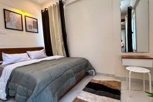 Katil atau katil-katil dalam bilik di A Homely 1 BHK in Main Kharadi - Anandkunj