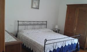 a bedroom with a bed with a blue and white bedspread at B&B Poderone in Querceto