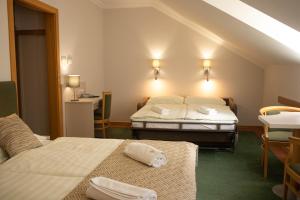 Postel nebo postele na pokoji v ubytování Szalajka Liget Hotel és Apartmanházak