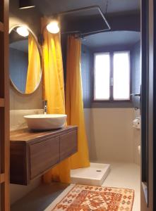 Maison à la coque في باشينو: حمام مع حوض ومرآة