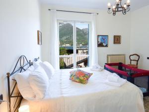 A bed or beds in a room at La Piccola Bellagio