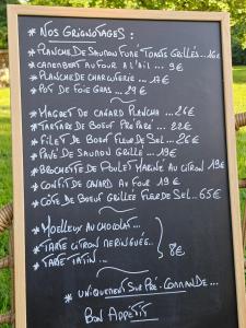 ein Menü mit Tafeln für ein Restaurant mit Schreiben in der Unterkunft Domaine Le Clos du Figuier Spa in Verdun-sur-Garonne