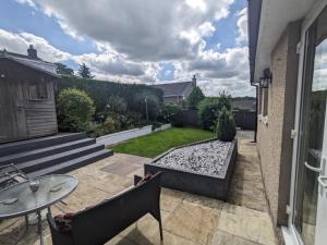 un patio avec une table et des chaises dans une cour dans l'établissement Fell View House, à Kendal
