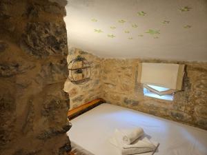una camera con un letto con stelle verdi sul soffitto di Kamares Stone House 2 a Álika