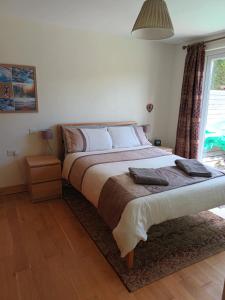 une chambre avec un grand lit et une fenêtre dans l'établissement Fell View House, à Kendal