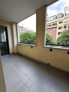 een lege kamer met twee ramen in een gebouw bij Cozy suite with terrace in Castellanza