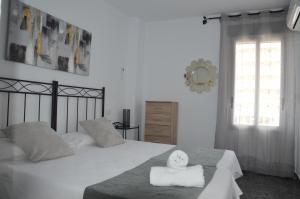 - une chambre avec un lit et 2 serviettes dans l'établissement Apartamento Boutique Hirta, à Peñíscola