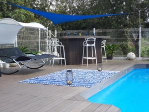 um pátio com uma piscina, uma mesa e cadeiras em Spa Ibiza Dosrius em Canyamás