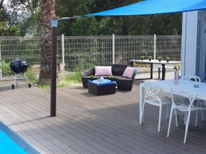 un patio con sofá, mesa y parrilla en Spa Ibiza Dosrius, en Canyamars