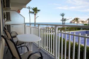 d'un balcon avec une table et des chaises donnant sur l'océan. dans l'établissement Apartamento Boutique Hirta, à Peñíscola