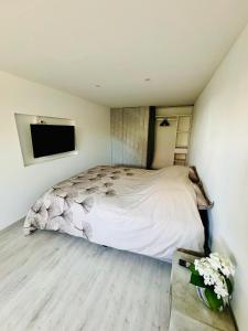 Een bed of bedden in een kamer bij F3 80m2 avec Cuisine équipée