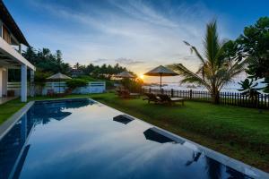 a swimming pool with a view of the ocean at Villa Tanderra in Tangalle