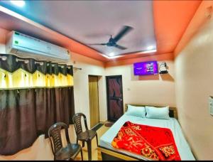 Postel nebo postele na pokoji v ubytování Kesar Guest House Usri Gate Ajmer