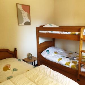 Bunk bed o mga bunk bed sa kuwarto sa Maison vosgienne proche de la Bresse et Gerardmer