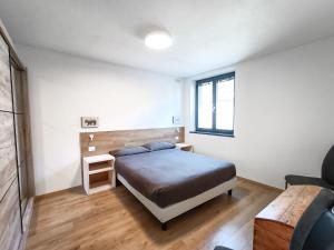 - une petite chambre avec un lit et une fenêtre dans l'établissement Suite Svaizer con giardino privato, à Malè
