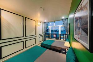 Cette petite chambre comprend un lit et un balcon. dans l'établissement Casa Bonita Hotel, à Cat Ba