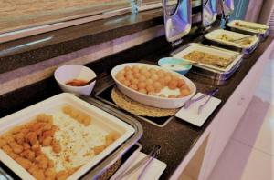 un buffet con comida en un mostrador con tazones de comida en Pearly Hotel en Jeju